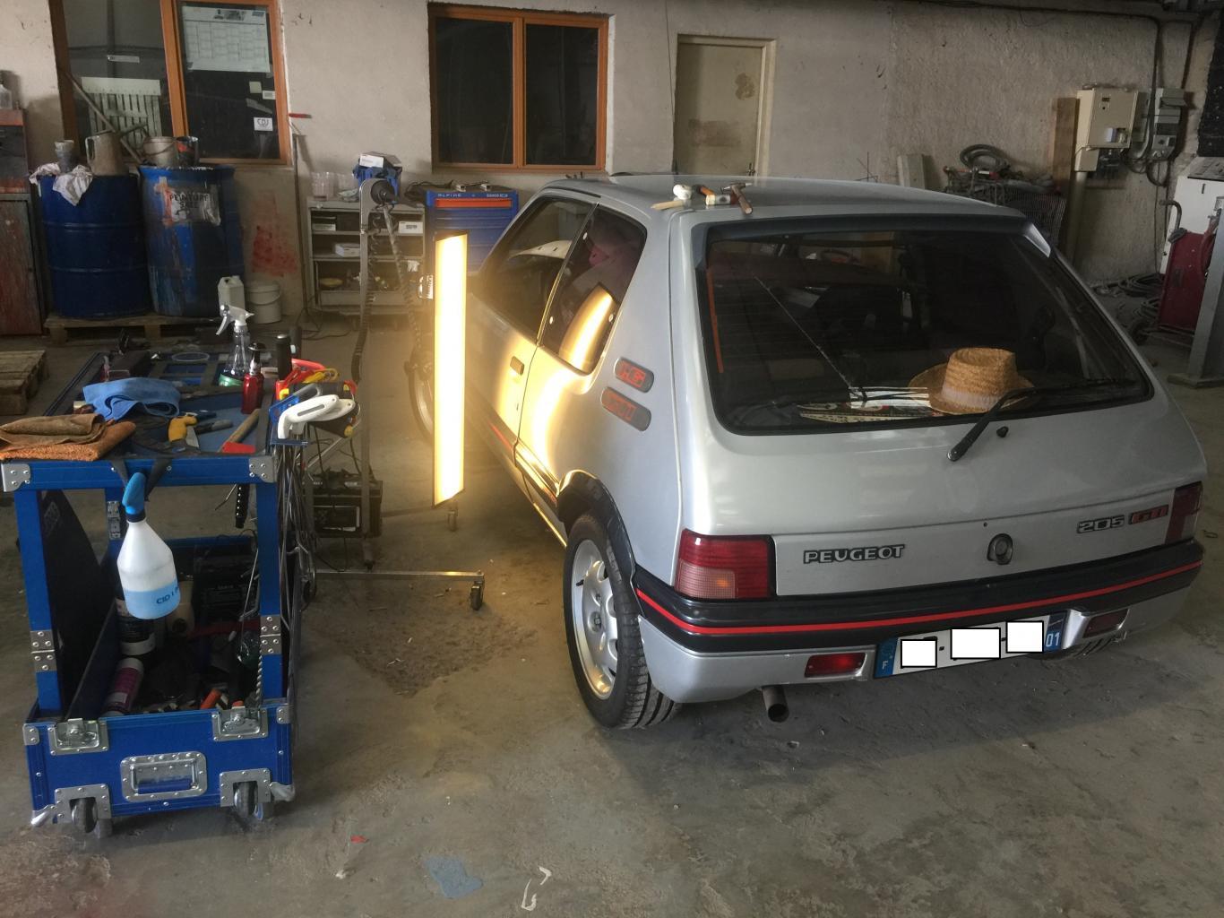 Peugeot 205 GTI et éclairage néon